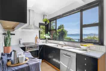 6A Matai Terrace, Eastbourne