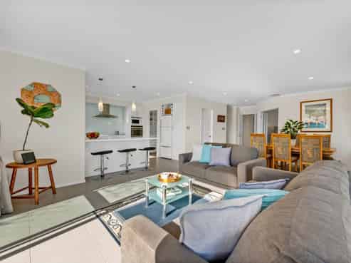 1 Defender Crescent, Beachlands