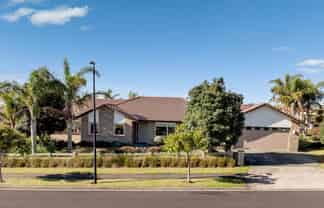 1 Defender Crescent, Beachlands