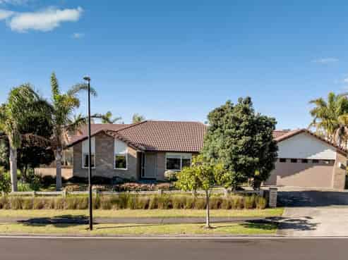 1 Defender Crescent, Beachlands