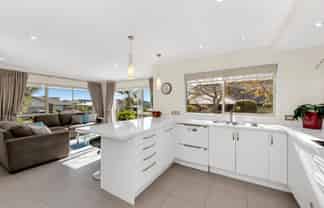 1 Defender Crescent, Beachlands