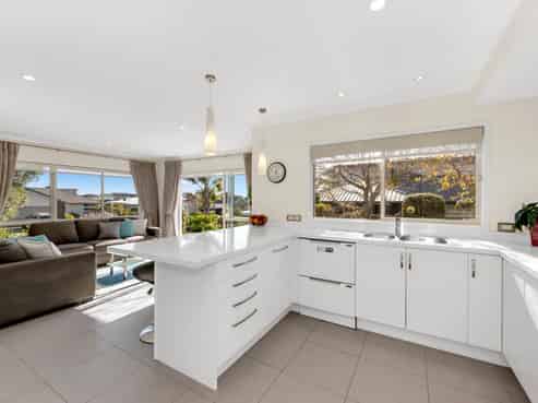 1 Defender Crescent, Beachlands