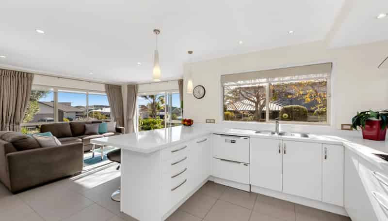 1 Defender Crescent, Beachlands