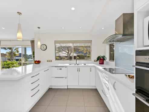 1 Defender Crescent, Beachlands
