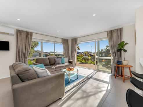 1 Defender Crescent, Beachlands