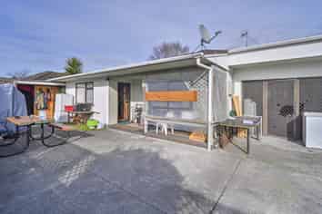 2/1017 Tomoana Road, Mahora