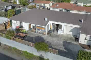 2/1017 Tomoana Road, Mahora