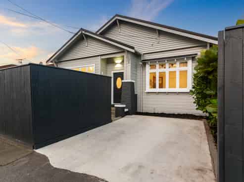 137 Onepu Road, Lyall Bay