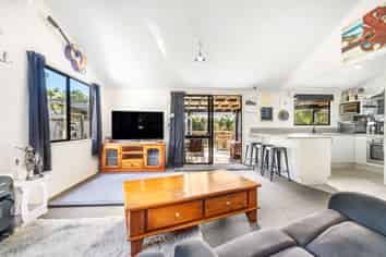 54 Powells Road, Cable Bay