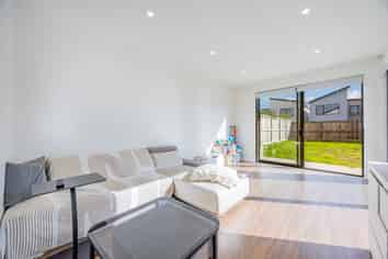 27 Coast Garden Drive, Hobsonville