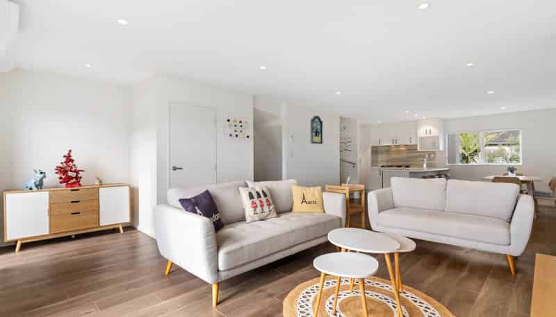 73 Bordeaux Parade, Te Atatu South
