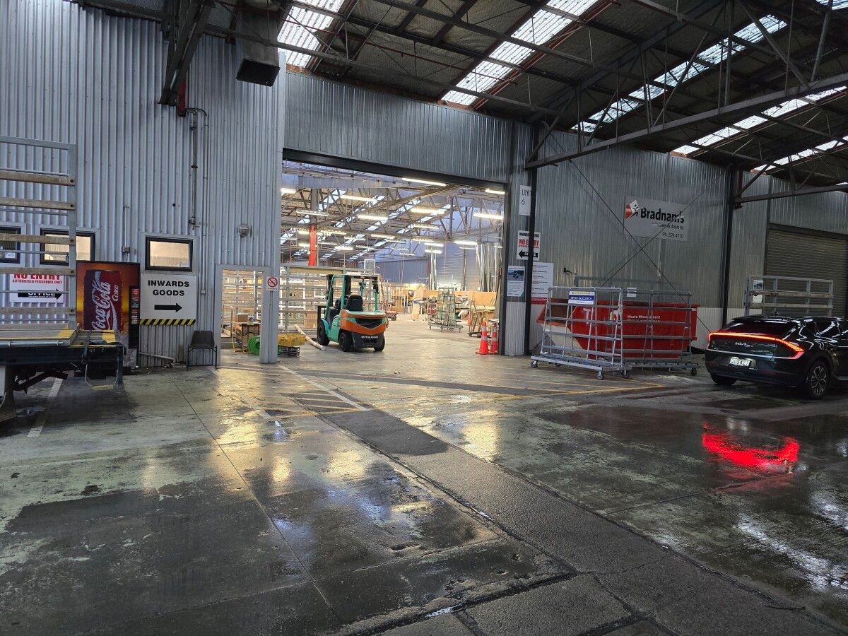Tidy Warehouse with Yard - Ansicht 5