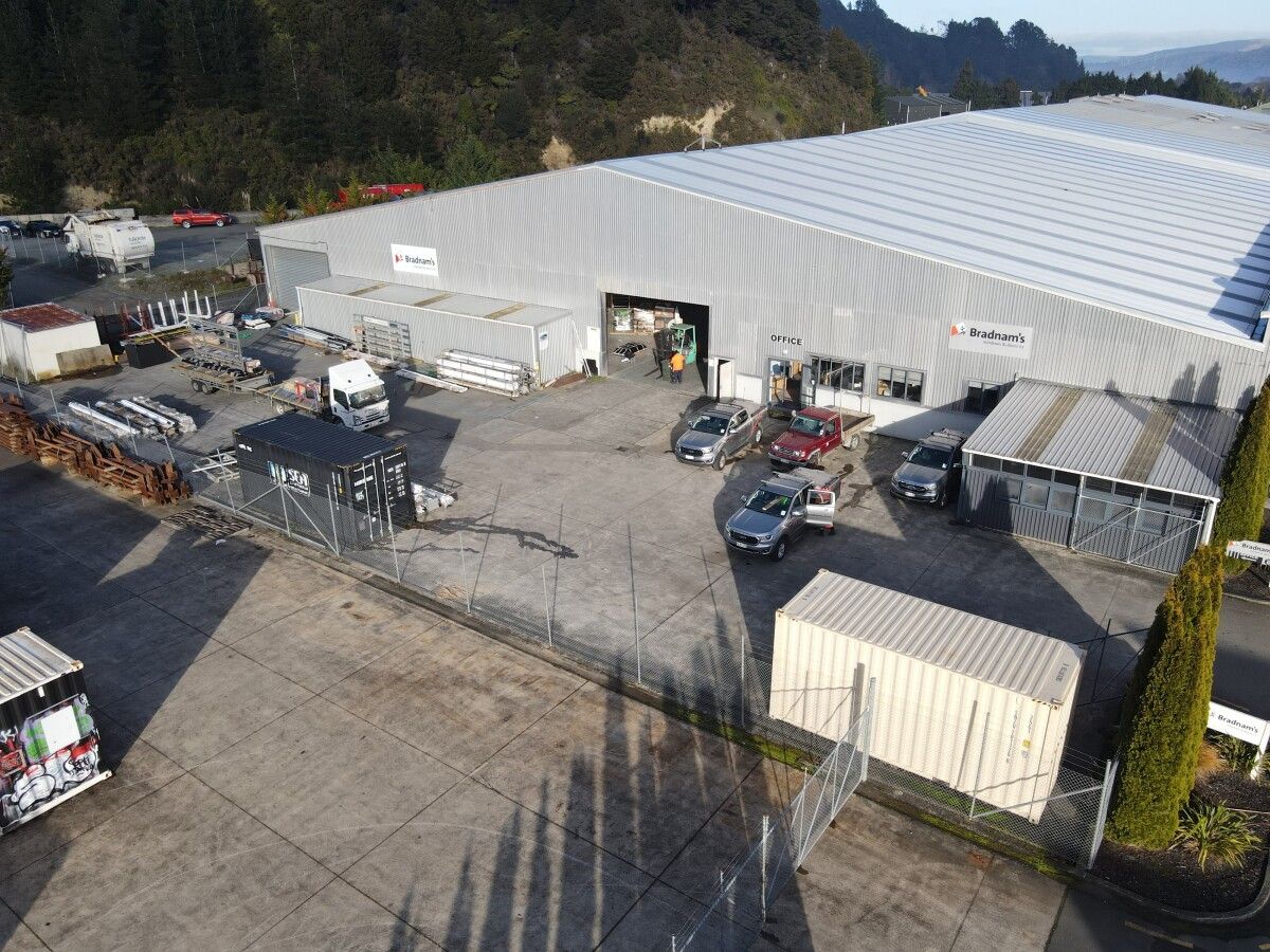 Tidy Warehouse with Yard - Mehr