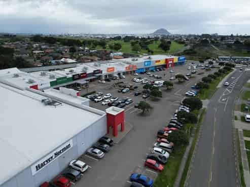 Showroom Retail with Exceptional Exposure