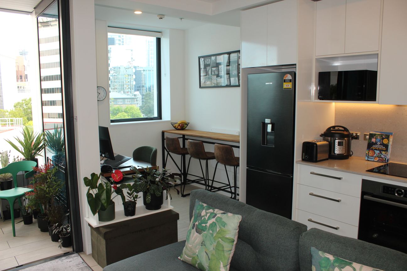 Semi-Furnished Studio Gem in the Heart of the City - Więcej
