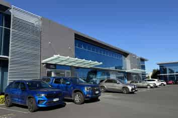 Stylish offices for sublease – Airport Oaks.