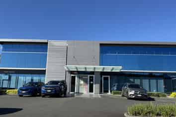 Stylish offices for sublease – Airport Oaks.