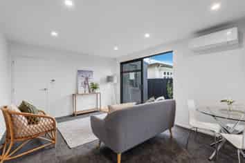 2/10 Tabart Street, Woolston