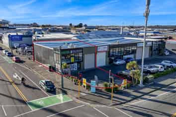 High-profile showroom/warehouse for lease