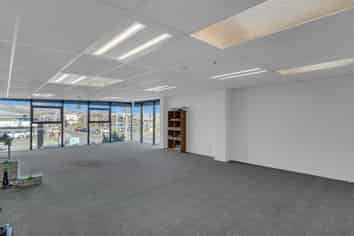 High-profile showroom/warehouse for lease