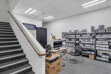 High-profile showroom/warehouse for lease