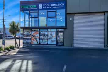 High-profile showroom/warehouse for lease