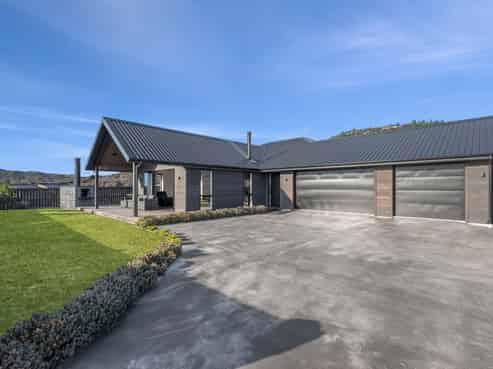 8 Toru Street, Albert Town