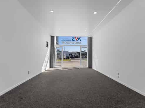 High profile Hull Road showroom/offices