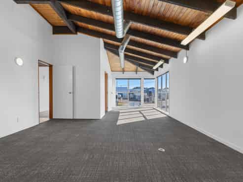 High profile Hull Road showroom/offices