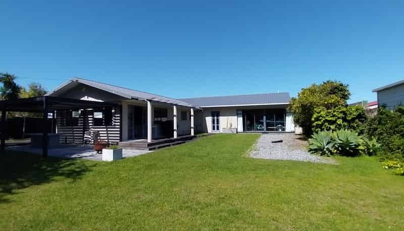 300 The Square, Whangamata