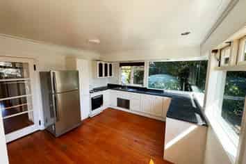 17 Tauhinu Road, Greenhithe