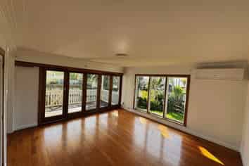 17 Tauhinu Road, Greenhithe