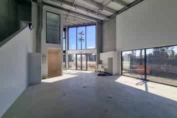 TILT-SLAB INDUSTRIAL UNITS WITH CONTAINER DROP
