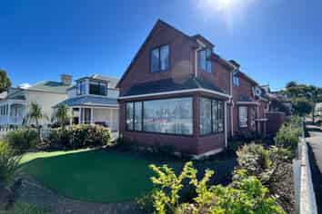 33 Queens Parade, Devonport