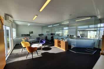 Tidy office and retail space in Central Kumeū