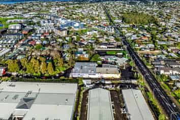 NORTHCOTE INDUSTRIAL UNIT WITH EXCEPTIONAL PAR...