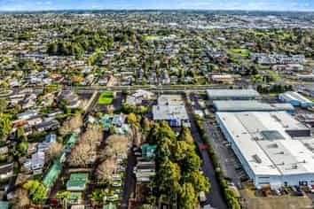 NORTHCOTE INDUSTRIAL UNIT WITH EXCEPTIONAL PAR...