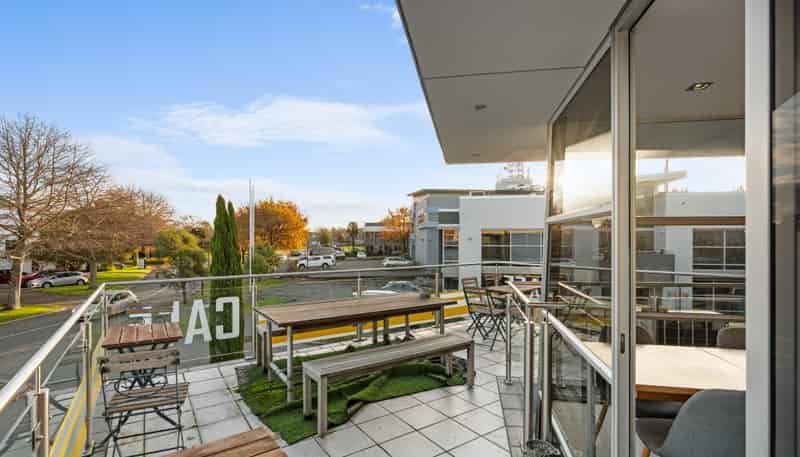  Prime Two-Story Cafe Business Opportunity, Burnside