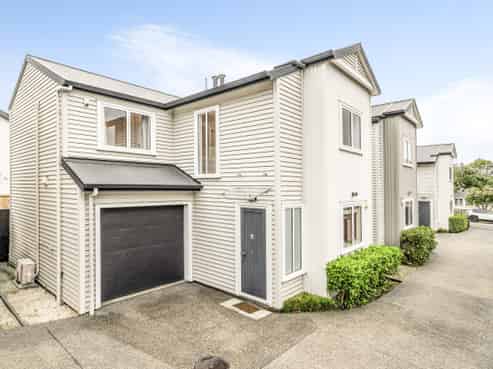 17C Holland Avenue, Point England