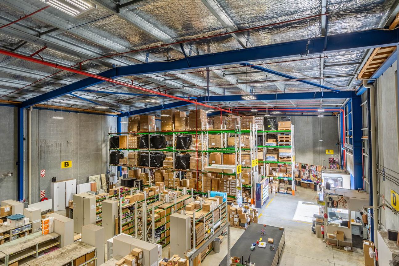 HIGH-STUD WAREHOUSE WITH EXECUTIVE OFFICES - Meer