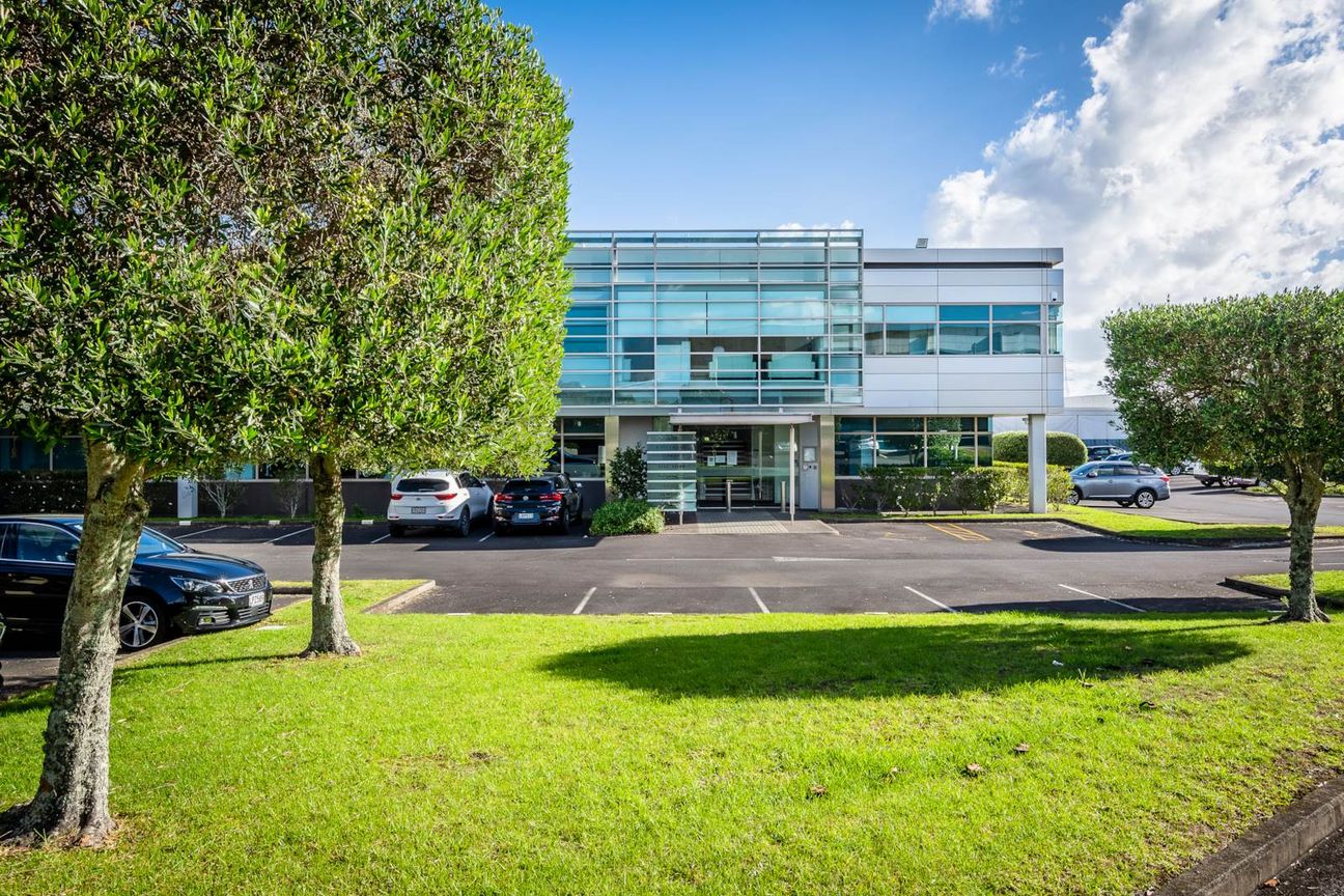 HIGH-STUD WAREHOUSE WITH EXECUTIVE OFFICES - Aanzicht 5