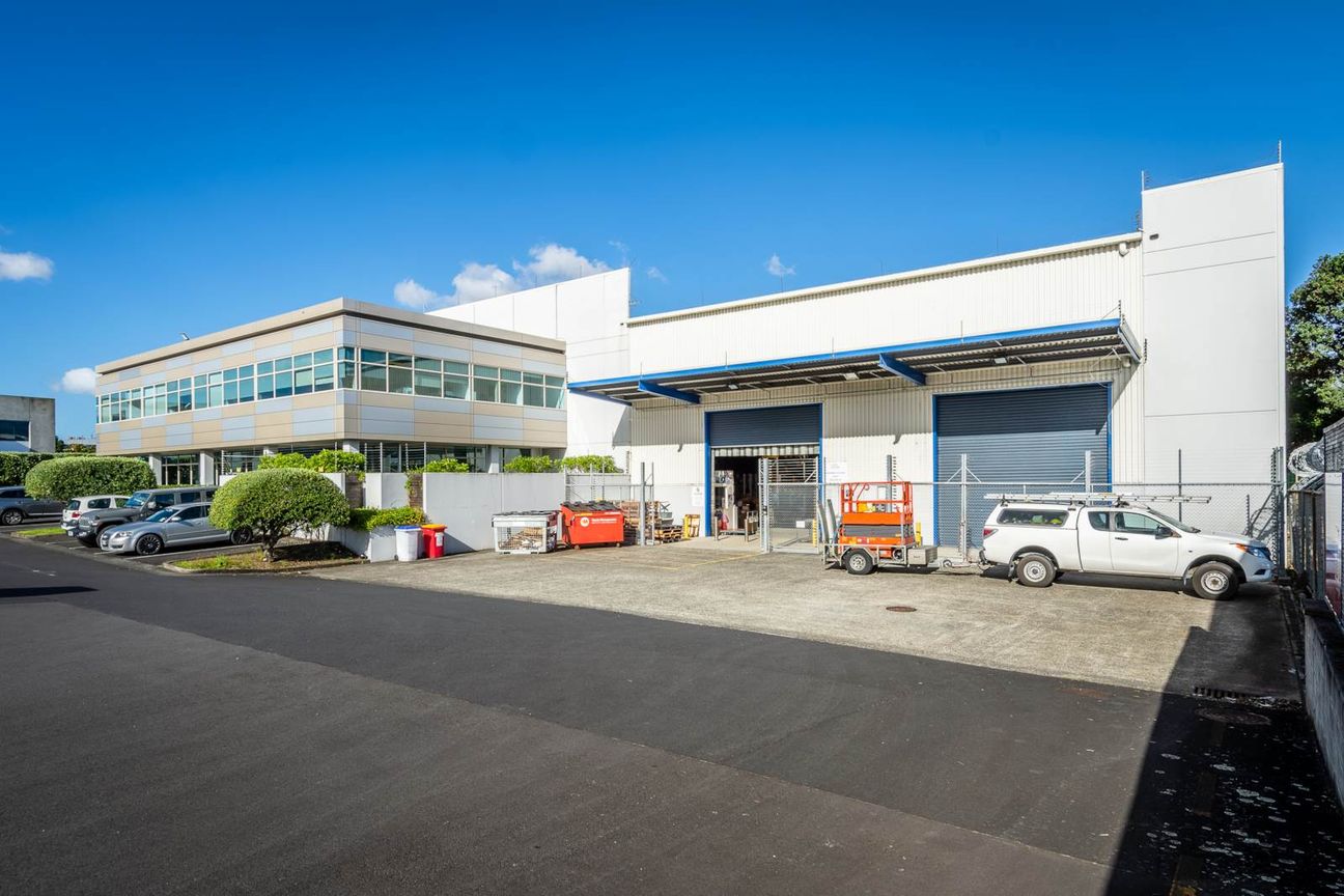 HIGH-STUD WAREHOUSE WITH EXECUTIVE OFFICES - Aanzicht 3