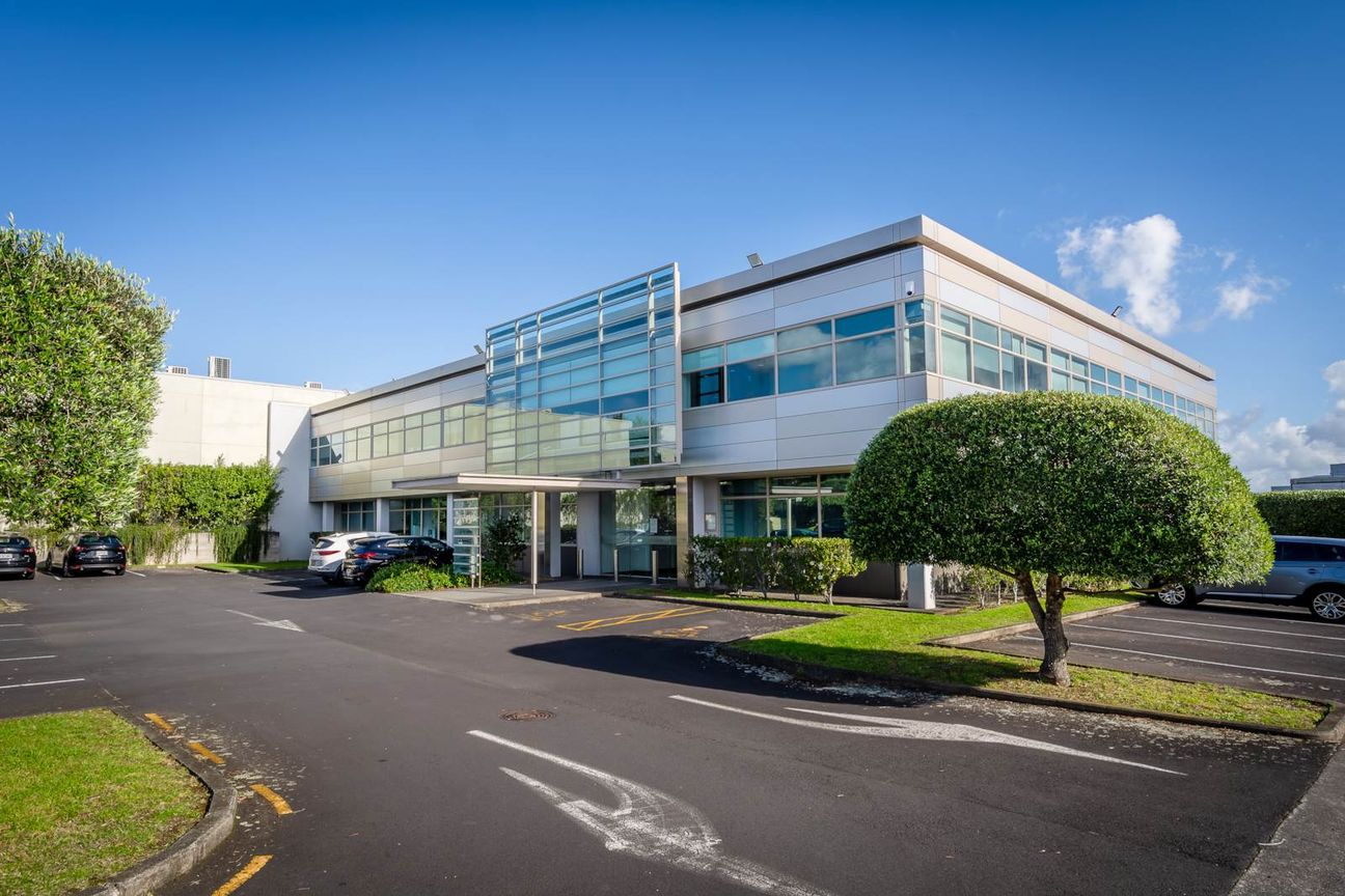 HIGH-STUD WAREHOUSE WITH EXECUTIVE OFFICES - Aanzicht 4