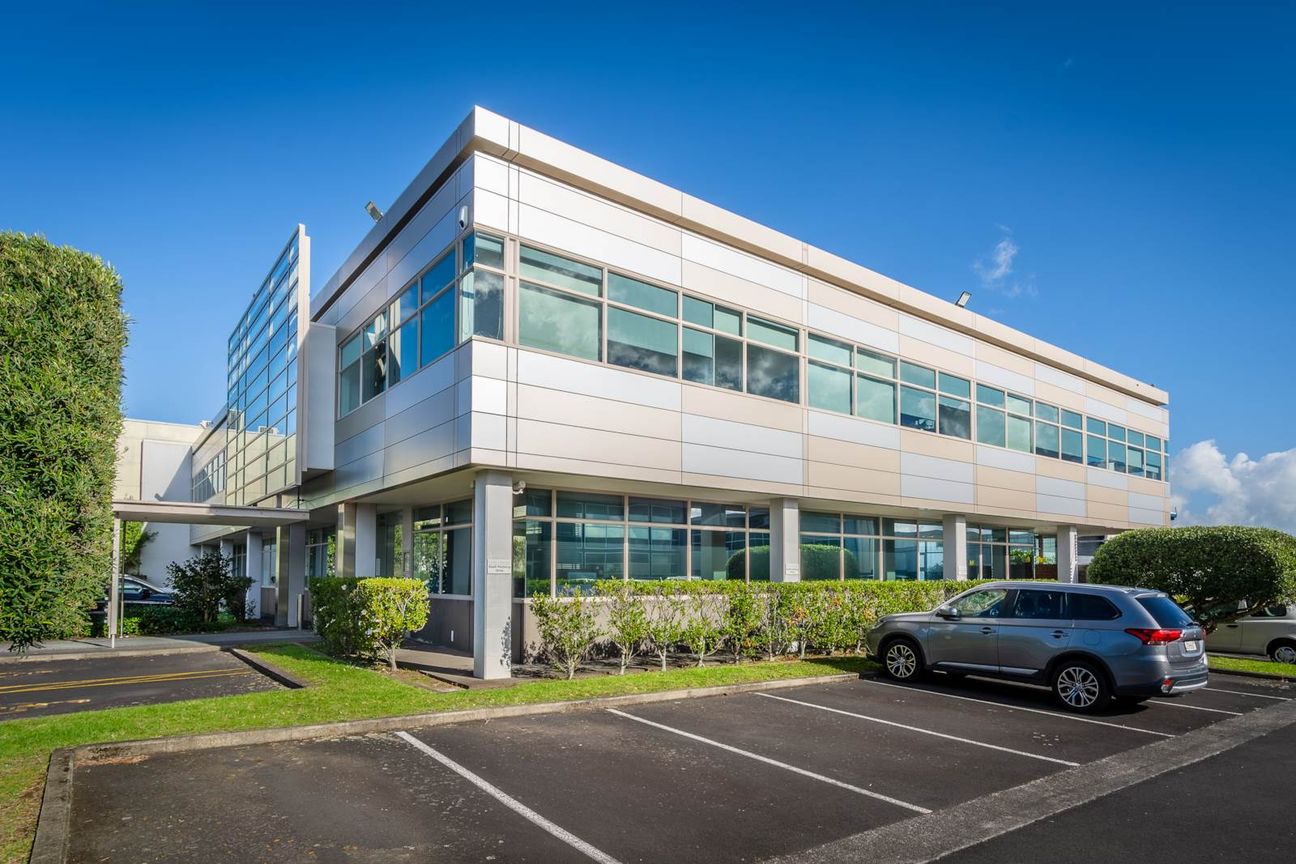 HIGH-STUD WAREHOUSE WITH EXECUTIVE OFFICES - Aanzicht 2
