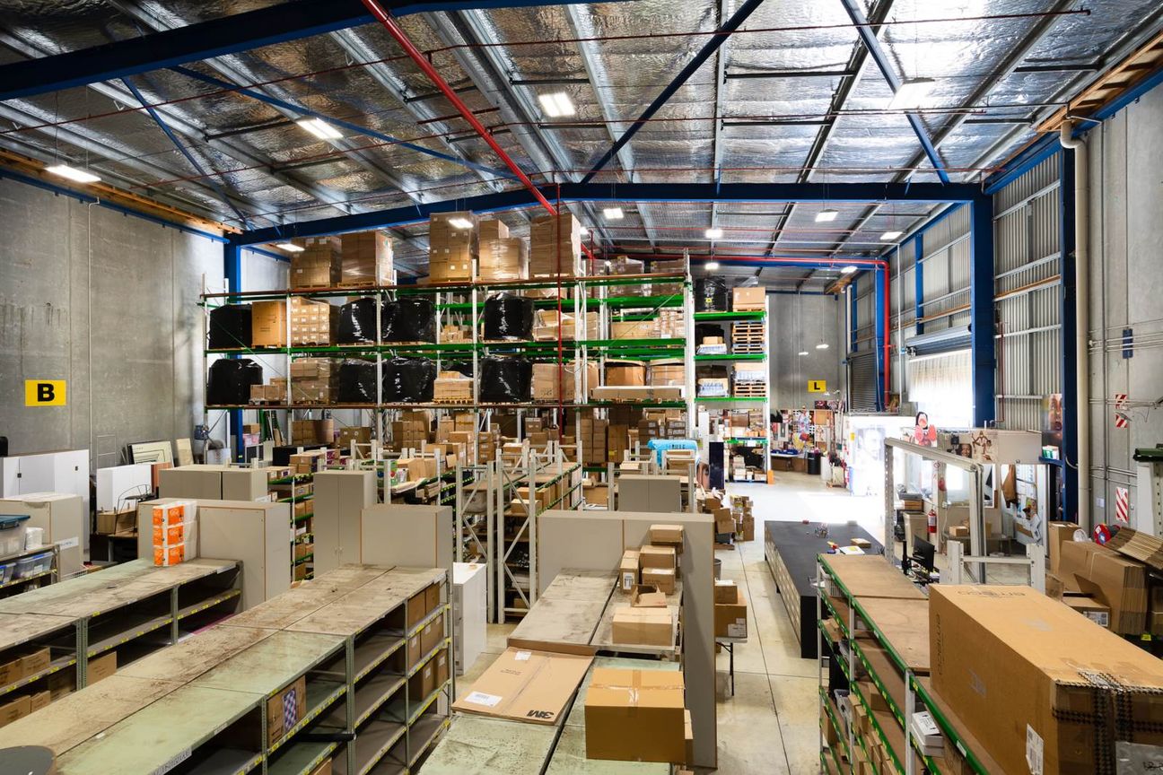 HIGH-STUD WAREHOUSE WITH EXECUTIVE OFFICES - Aanzicht 6