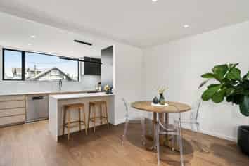 B/96 Apu Crescent, Lyall Bay