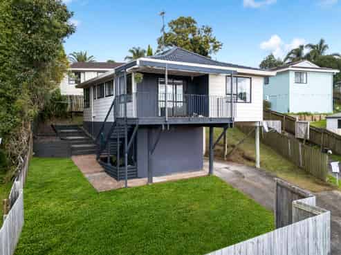 12 Halloran Place, Massey