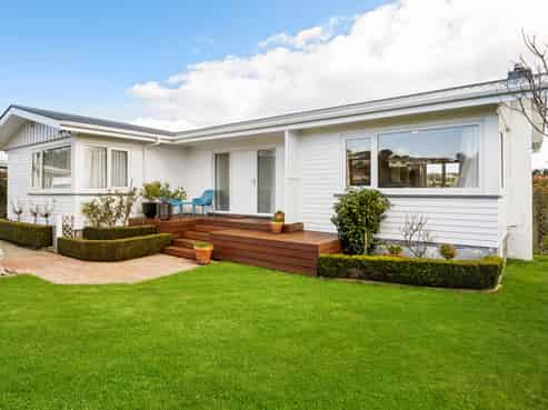 11 Diane Grove, Paparangi