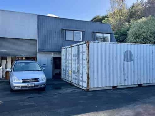 End unit warehousing with carparks