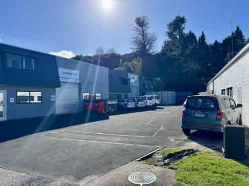 End unit warehousing with carparks